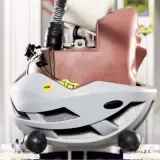 Test kasku rowerowego z technologią Mips. Manekin głowy w szarym kasku, przygotowany do symulacji uderzenia.