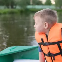 Kapok dla dziecka: Jak wybrać bezpieczny i dopasowany? Przewodnik