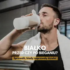 Mężczyzna pije białko z shakera po treningu. Czy białko przed czy po bieganiu jest lepsze? Sprawdź, kiedy naprawdę działa!
