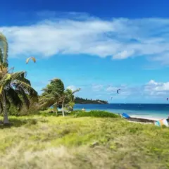 Palmy kołyszą się na wietrze, a na błękitnym morzu widać kolorowe latawce. Różnorodne kierunki wiatru pozwalają na ekscytujący kitesurfing.