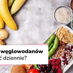 Zdjęcie pokazuje różne źródła węglowodanów: banany, ziemniaki, kukurydzę, makaron, ryż, fasolę, ciecierzycę, płatki owsiane i owoce.