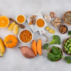 Banany, dynia, bataty, cytrusy, jagody, miód, imbir, czosnek, kurkuma, orzechy, nasiona, brokuły, szpinak, brukselka – naturalne produkty, które pomagają zapobiegać temu, co wypłukuje magnez.