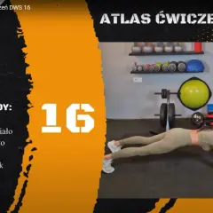 Kobieta w pozycji deski (plank), ćwicząc w domu. Na ekranie lista najczęstszych błędów przy planku, by osiągnąć najlepsze plank efekty.