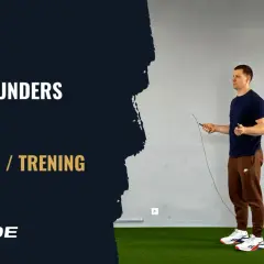 Mężczyzna ćwiczy skakanie na skakance, wykonując technikę "double unders".