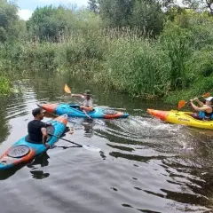 Spływy kajakowe Rawką: Rezerwacja, Trasy i Cennik | Twoja Przygoda