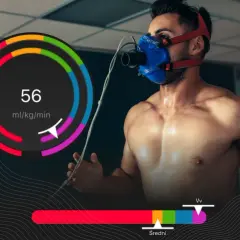 Mężczyzna w masce oddechowej podczas testu wydolnościowego. Wynik 56 ml/kg/min wskazuje na jego VO2max.