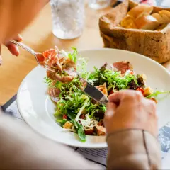 Sałatka z rukolą i szynką parmeńską, idealna na dietę na cholesterol. Co jeść? Przepisy na zdrowe posiłki.