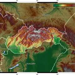 Mapa topograficzna Słowacji z zaznaczonymi pasmami górskimi, miastami i granicami państwowymi.