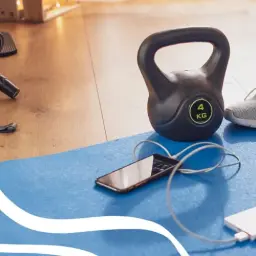 Sprzęt do domowego treningu: hantle, gumy oporowe, wałek do ćwiczeń i mata. Idealne do cardio i budowania formy.