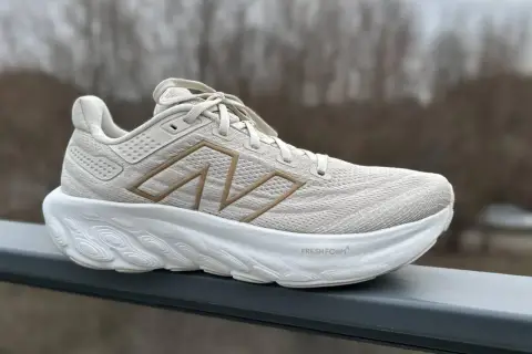 Jasny beżowy but sportowy New Balance z grubą białą podeszwą. Zastanawiasz się, co to jest drop? To różnica wysokości między piętą a palcami buta, która wpływa na komfort biegu.
