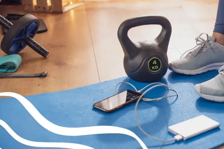 Sprzęt do domowego treningu: hantle, gumy oporowe, wałek do ćwiczeń i mata. Idealne do cardio i budowania formy.