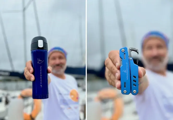 Mężczyzna na tle żaglówek podczas regat trzyma niebieski kubek termiczny i multitool.