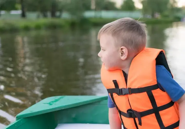 Kapok dla dziecka: Jak wybrać bezpieczny i dopasowany? Przewodnik