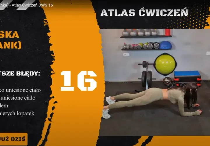 Kobieta w pozycji deski (plank), ćwicząc w domu. Na ekranie lista najczęstszych błędów przy planku, by osiągnąć najlepsze plank efekty.