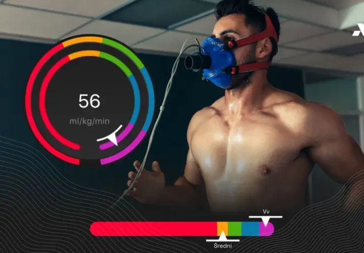 Mężczyzna w masce oddechowej podczas testu wydolnościowego. Wynik 56 ml/kg/min wskazuje na jego VO2max.