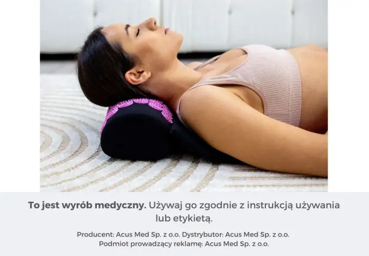Kobieta leży na macie, z głową opartą na wałku z kolcami. To jeden z domowych sposobów na ból szyi i karku.