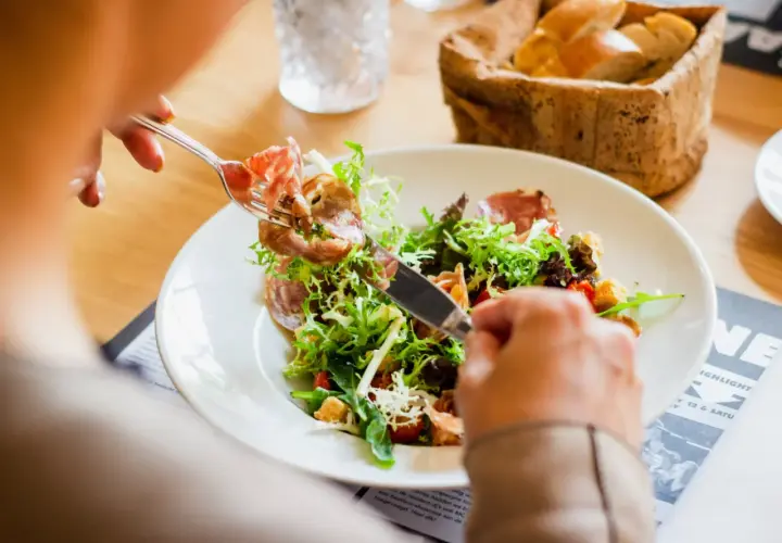 Sałatka z rukolą i szynką parmeńską, idealna na dietę na cholesterol. Co jeść? Przepisy na zdrowe posiłki.
