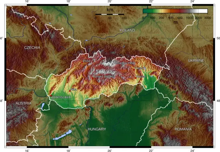 Mapa topograficzna Słowacji z zaznaczonymi pasmami górskimi, miastami i granicami państwowymi.