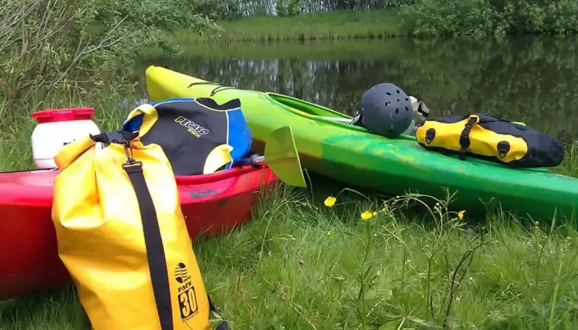 Przygotowanie do wyprawy: kajaki, żółta torba wodoodporna, kask i plecak to podstawa, co zabrać na kajaki.