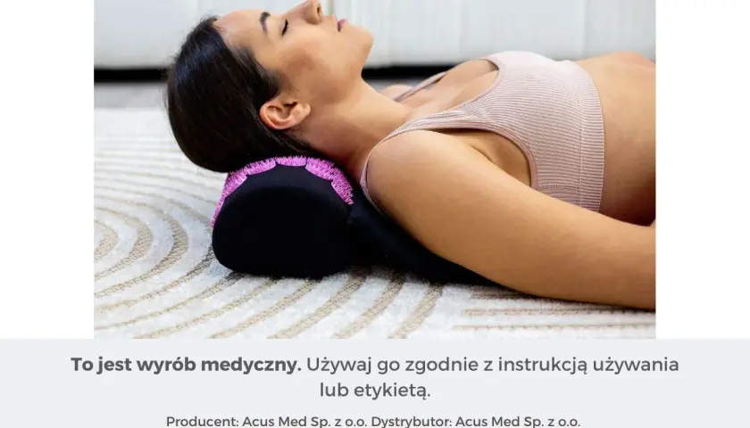 Kobieta leży na macie, z głową opartą na wałku z kolcami. To jeden z domowych sposobów na ból szyi i karku.