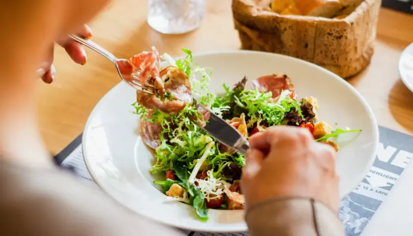 Sałatka z rukolą i szynką parmeńską, idealna na dietę na cholesterol. Co jeść? Przepisy na zdrowe posiłki.