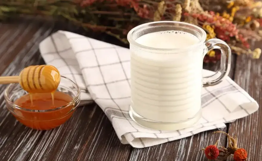 Mleko z miodem na gardło - czy to działa? Sprawdź, kiedy pomaga!