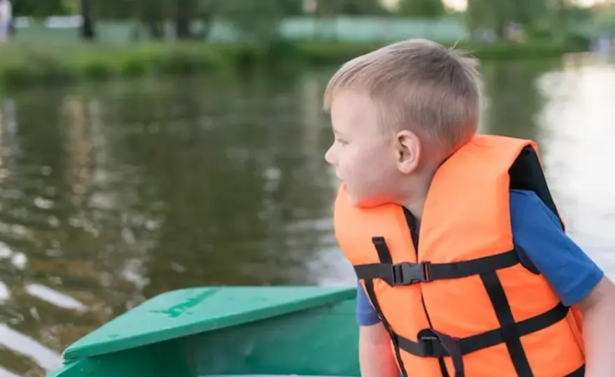 Kapok dla dziecka: Jak wybrać bezpieczny i dopasowany? Przewodnik