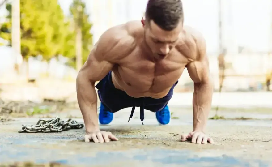 Pompki na biceps - które warianty mają sens?