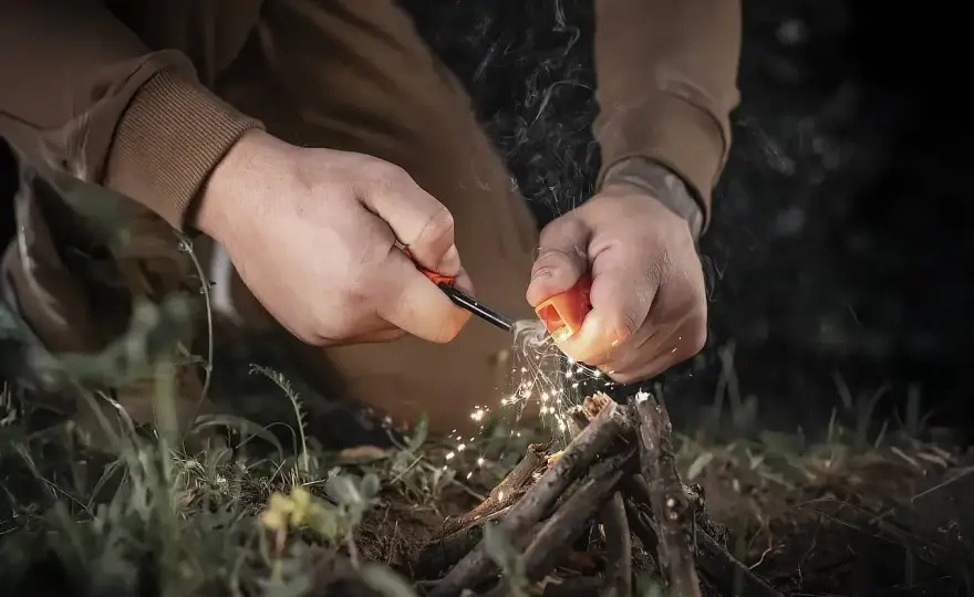 Bushcraft od podstaw - sprzęt, biwak i nocleg w lesie