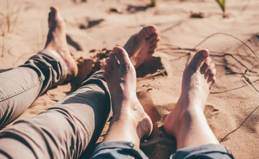 Chodzenie boso na plaży i buty minimalistyczne - jak zacząć?