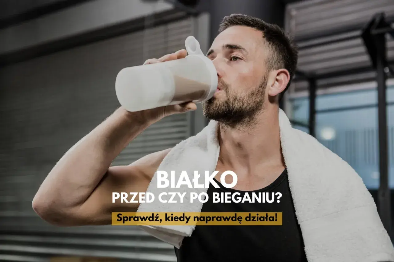 Mężczyzna pije białko z shakera po treningu. Czy białko przed czy po bieganiu jest lepsze? Sprawdź, kiedy naprawdę działa!