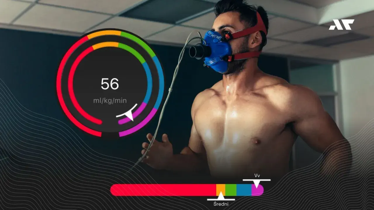 Mężczyzna w masce oddechowej podczas testu wydolnościowego. Wynik 56 ml/kg/min wskazuje na jego VO2max.