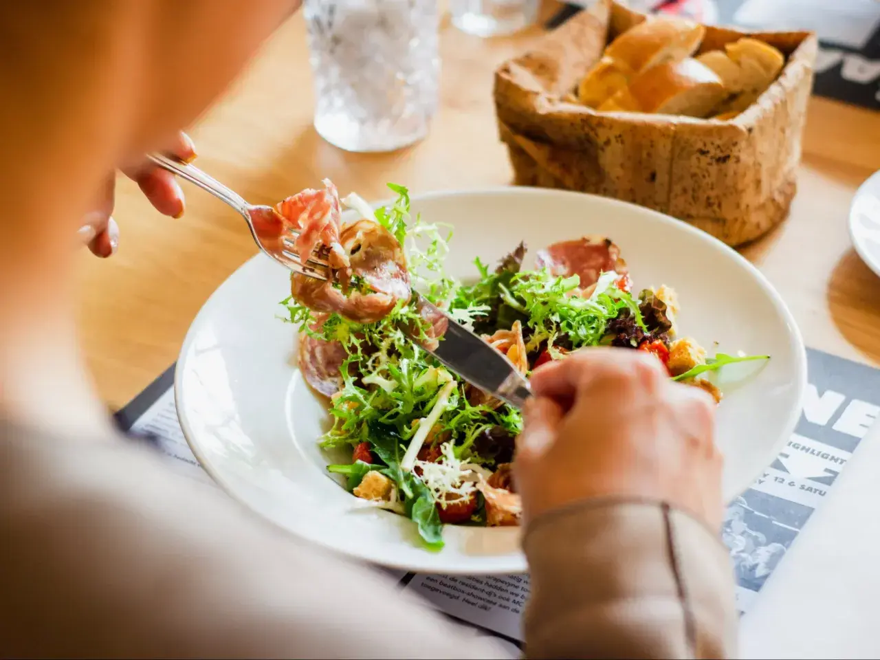 Sałatka z rukolą i szynką parmeńską, idealna na dietę na cholesterol. Co jeść? Przepisy na zdrowe posiłki.