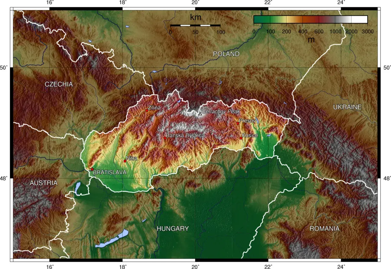 Mapa topograficzna Słowacji z zaznaczonymi pasmami górskimi, miastami i granicami państwowymi.