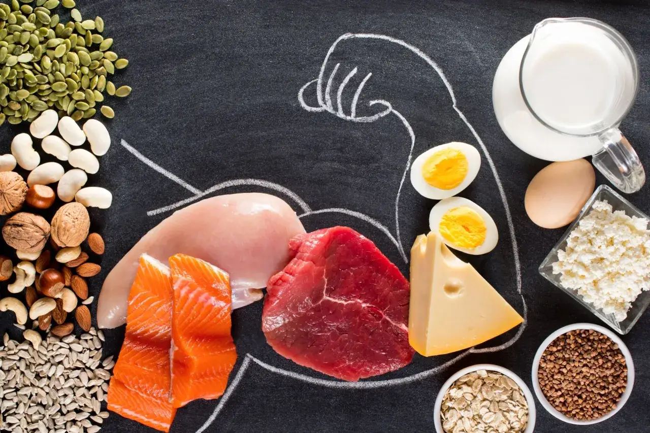 Produkty bogate w białko, jak mięso, ryby, jajka, nabiał i orzechy, wspierają budowę mięśni. Glutamina co to? To aminokwas kluczowy dla regeneracji.