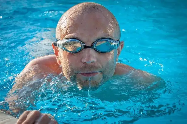 Zdjęcie Pływanie żabką odchudza? Spal kalorie i popraw technikę!