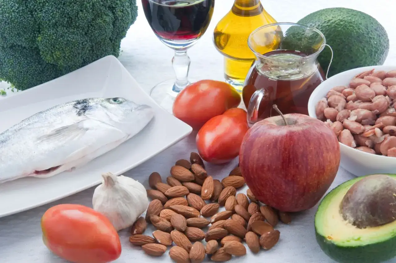Składniki na dietę na cholesterol: ryba, brokuły, awokado, pomidory, jabłko, migdały, czosnek, fasola, oliwa. Przepisy na zdrowe posiłki.