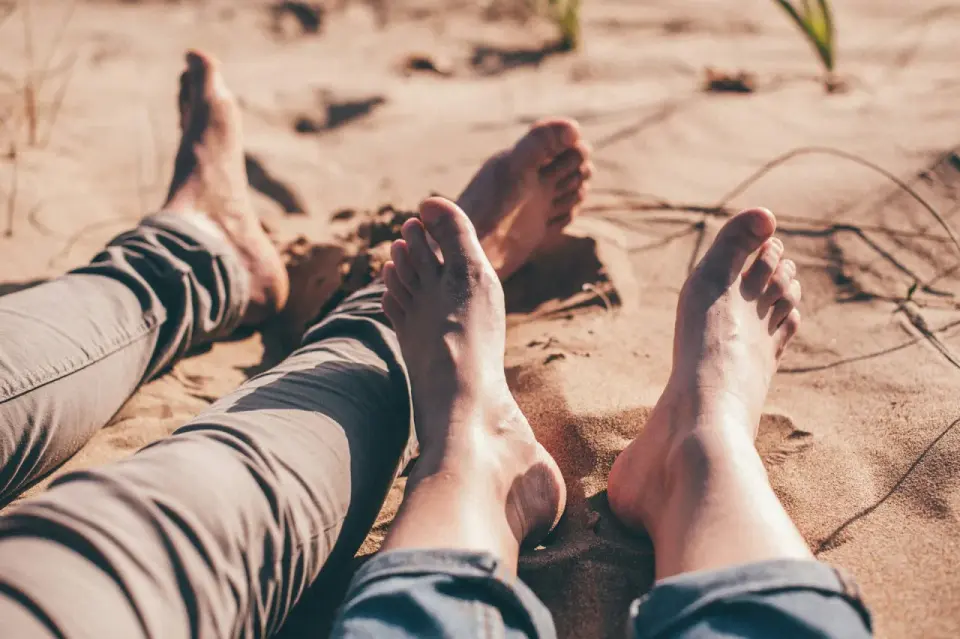 Chodzenie boso na plaży i buty minimalistyczne - jak zacząć?